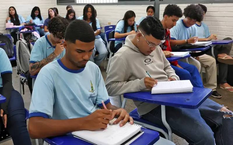 Pé-de-Meia paga R$ 1 mil a alunos dos anos iniciais do ensino médio