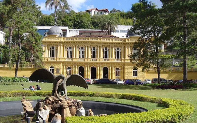 Vereadora recebe denúncia de demissões de funcionários da educação