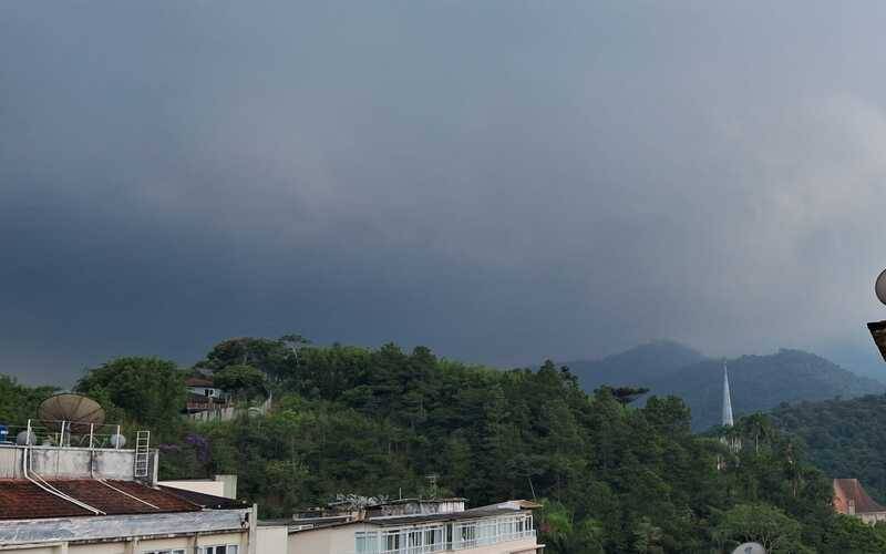 Segunda-feira de tempo nublado em Petrópolis