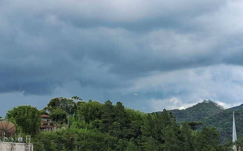 Defesa Civil emite aviso meteorológico para pancadas de chuva moderada a muito forte